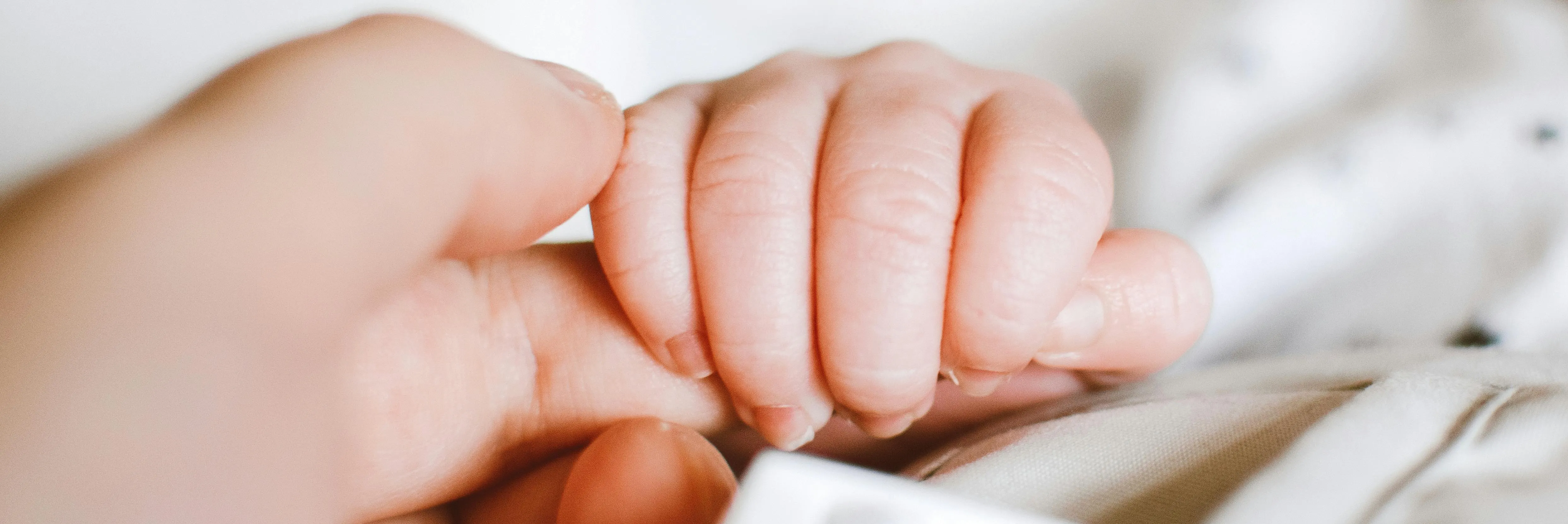 Porodnost i letos klesne na další historické minimum