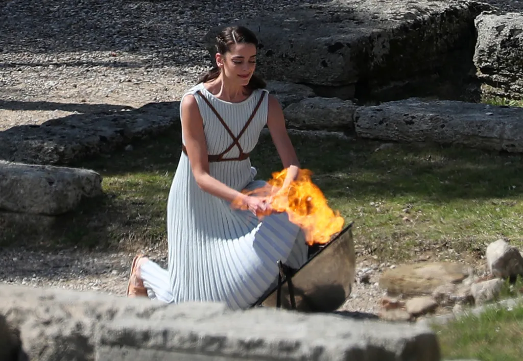 Řekové zapálili olympijskou pochodeň