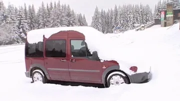 Zasněžené auto