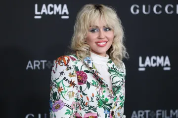 Místo demoliční koule květiny. Miley Cyrus po deseti letech opět zbourala žebříčky