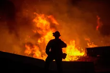  Požáry v Kalifornii se rychle šíří, své domovy muselo opustit sto tisíc lidí