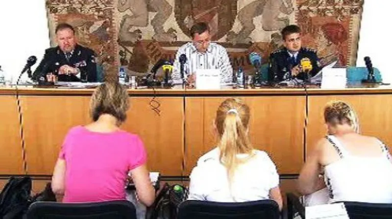 Brífink Rudolfa Blažka a policejních představitelů o kriminalitě v Praze