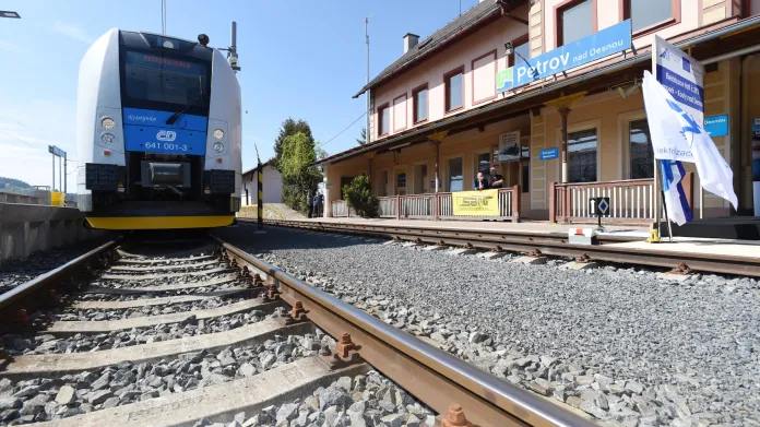 Přestože na slavnostní zahájení elektrického provozu na Železnici Desná přijel vlak ČD, provoz až do prosince zůstal Arrivě