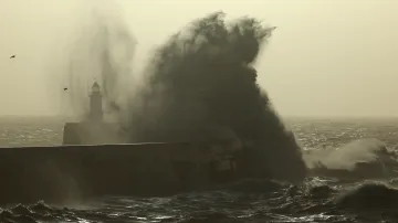 Bouře u pobřeží v Newhavenu