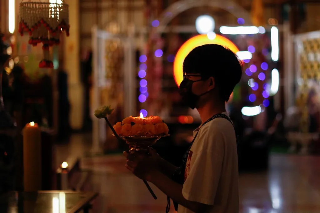 Oslavy buddhistického svátku Vesak v chrámovém komplexu Wat Phra Dhammakaya kousek od Bangkoku