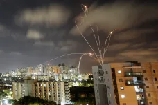 Izraelské jednotky se připravují u Gazy, pokračuje palba i násilí mezi Židy a Araby v ulicích