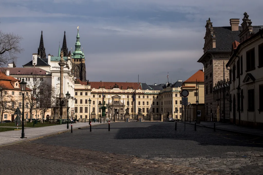 V prostorách před vstupní bránou do Pražského hradu zpravidla bývají stovky turistů. V odpoledních hodinách se tu návštěvníků nedočkali