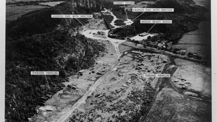 Jeden ze satelitních snímků, pořízených třetího října 1962, usvědčujících režim Fidela Castra z rozmisťování raket středního doletu s jadernými hlavicemi na kubánském území