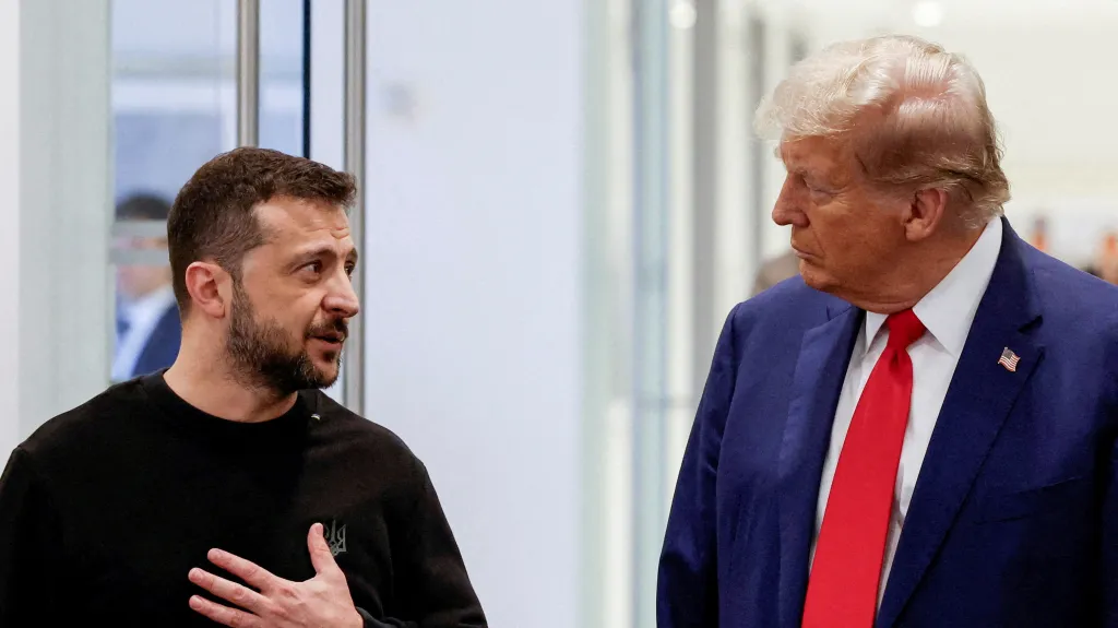 Volodymyr Zelenskyj (vlevo) a Donald Trump