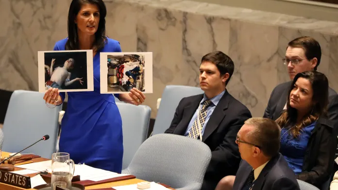 Nikki Haleyová ukázala na zasedání Rady bezpečnosti fotografie obětí útoku v Idlibu