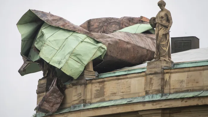 Poničená střecha stuttgartské opery