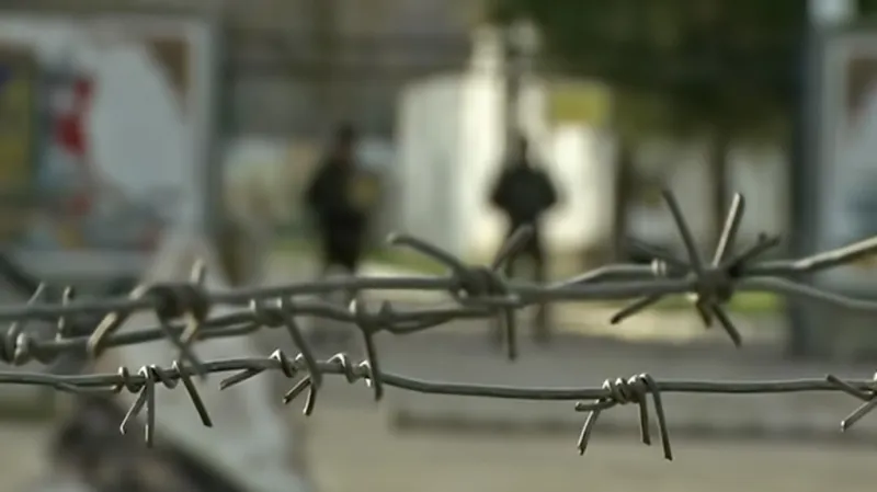 Ozbrojenci před kasárnami na Krymu