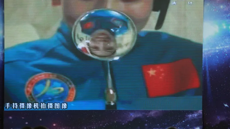 Čínská kosmonautka Wang Ja-pching při vesmírné přednášce