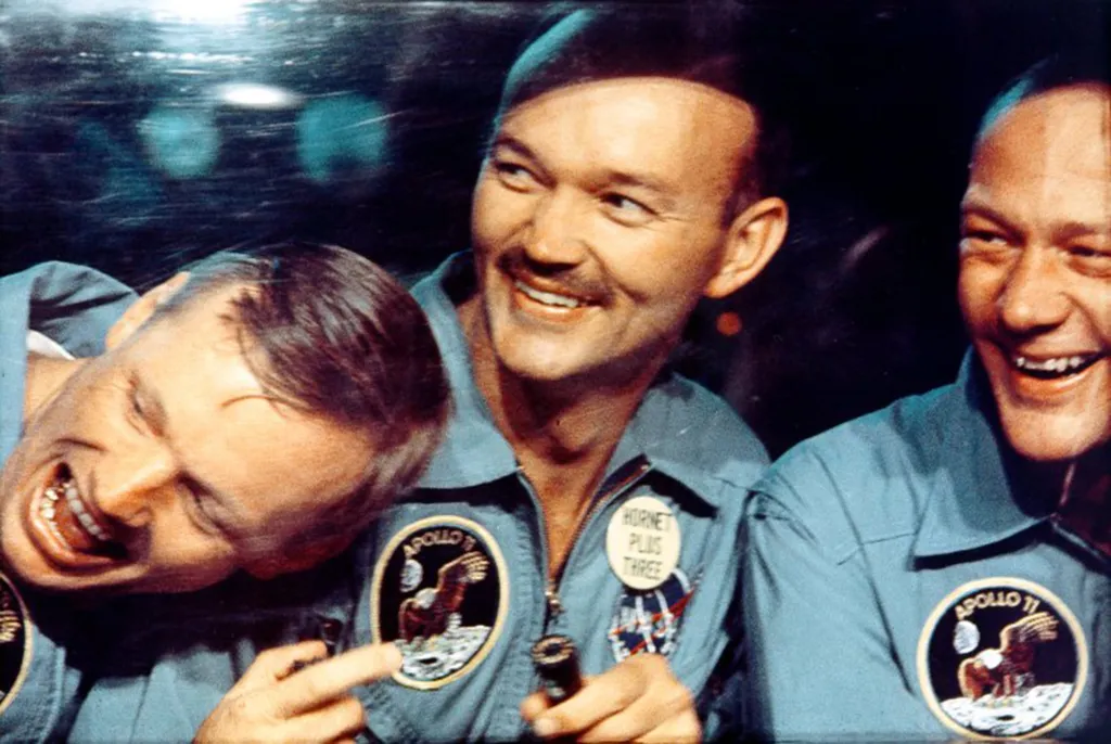 Po úspěšném přistání byli kosmonauti přesunuti do speciálního mobilního karanténního vozu. Jde o jednu z prvních fotografií pořízenou po přistání zpět na naši planetu