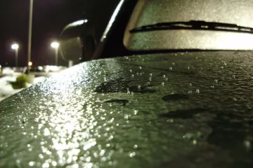 V noci a ve středu ráno hrozí na většině území Česka ledovka, varuje ČHMÚ