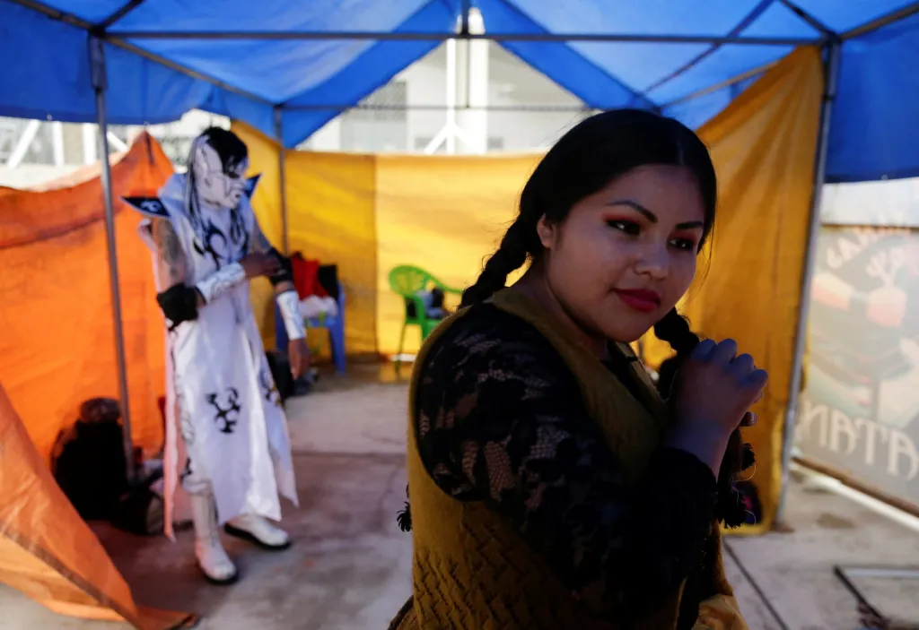 Bolivijské ženy, které se živí wrestlingem, se vrací po lockdownu zpět do zápasnického ringu