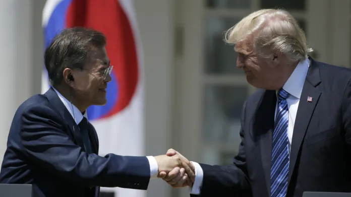 Americký prezident přivítal v Bílém domě jihokorejského prezidenta Mun Če-ina