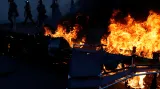 Hořící barikáda ve čtvrti Sha Tin