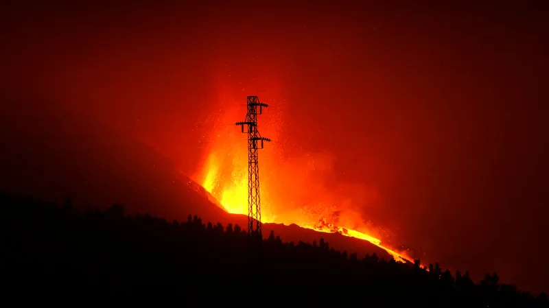 Láva se valí obydlenou oblastí