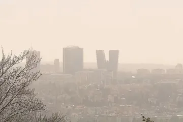 Saharský prach se do Evropy dostává pravidelně a o víkendu přiletí znovu. Nahrává mu změna klimatu