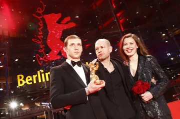 Zlatý medvěd Berlinale chtěl být Francouzem a zapomněl hebrejštinu. Hlavní cenu si odnesl film Synonyma