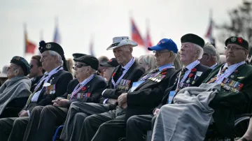 Veteráni z druhé světové války se účastní kanadské vzpomínkové ceremonie