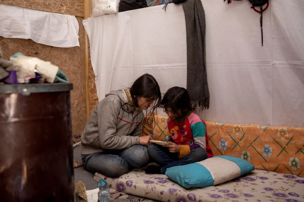 Syrská dívka se učí číst v tureckém táboře pro lidi postižené ničivým zemětřesením