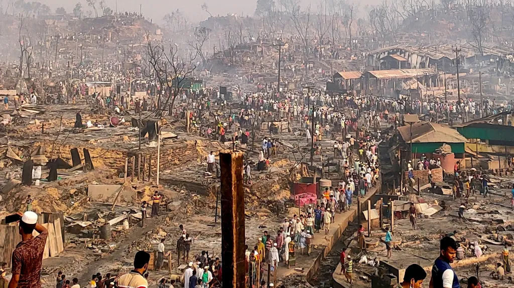 Následky požáru v táboře pro Rohingy