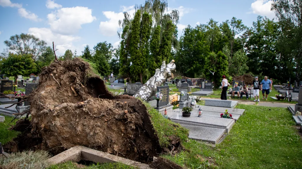 Poničený hřbitov po bouřkách v Českém Těšíně