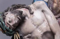 Navzdory červotoči. Národní galerie vystavuje zachráněnou pietu z Bílska