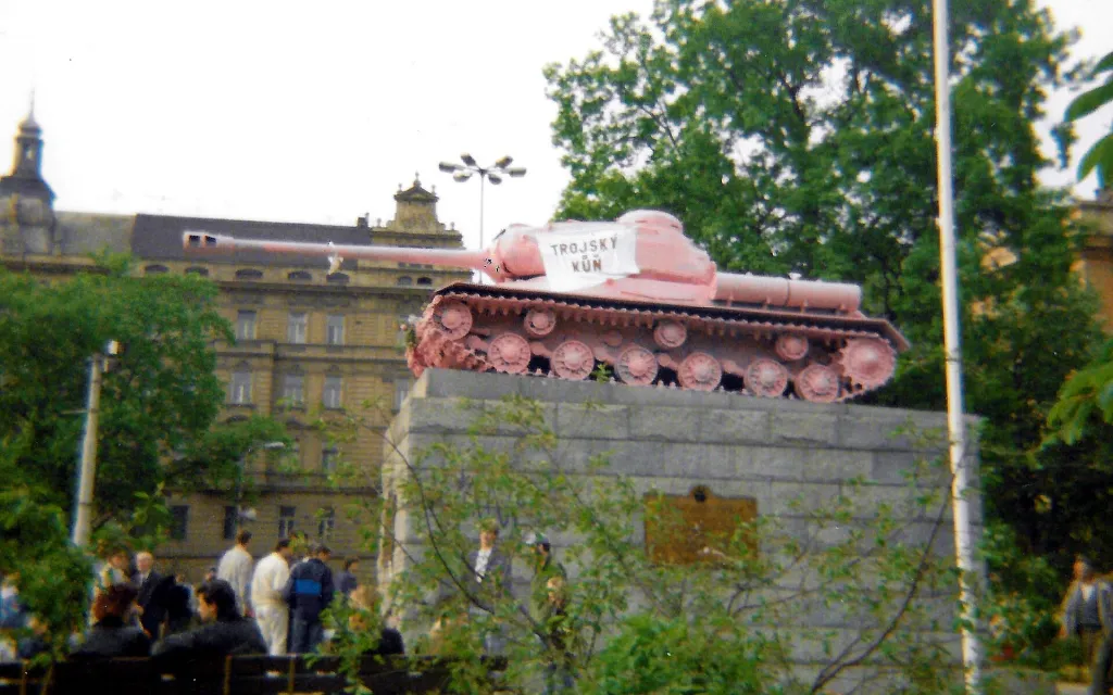 Tank na Smíchově byl v 50. letech prohlášen národní kulturní památkou a od července 1945 až do roku 1991 byl umístěn na někdejším Štefánikově náměstí (v roce 1951 bylo přejmenováno na náměstí Sovětských tankistů, v roce 1990 na náměstí Kinských). Nyní je ve Vojenském muzeu Lešany v růžové podobě, na tuto barvu ho v dubnu 1991 přemaloval výtvarník David Černý