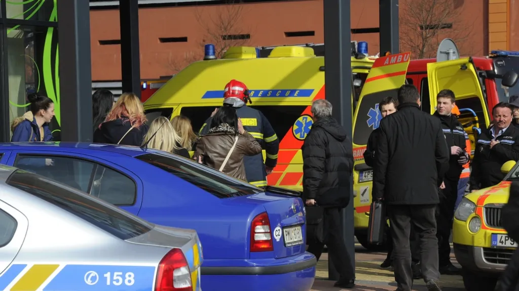 Vyšetřování zříceného stropu v obchodním domě Plzeň Plaza