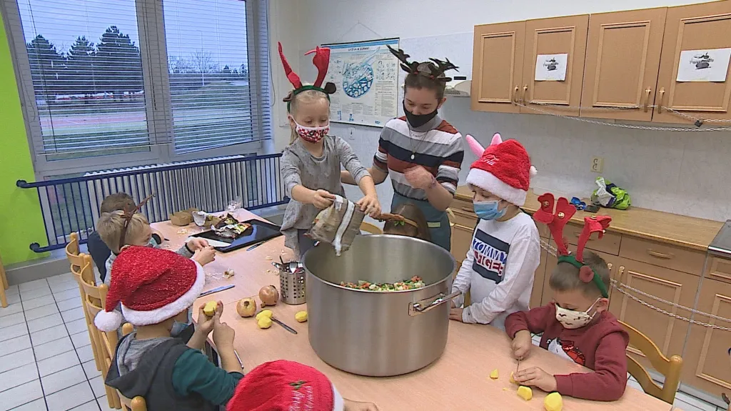 Děti vaří polévku pro lidi bez domova