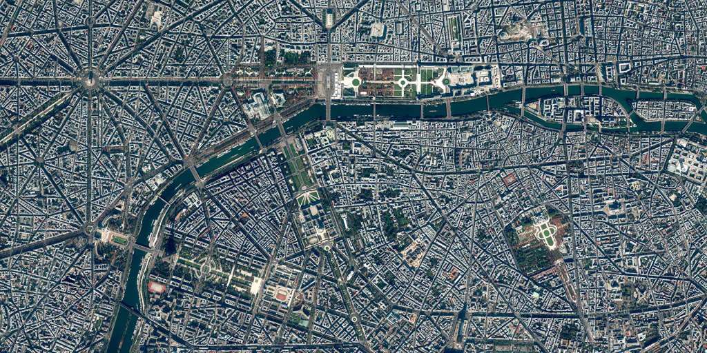 Plán ulic Paříže je zčásti důsledkem programu veřejných prací nařízených Napoleonem III. v režii G. E. Haussmanna v letech 1853 až 1870. Jeho rekonstrukce zahrnovala demolici přeplněných středověkých čtvrtí, budování širokých diagonálních cest, parků, vodotrysků a akvaduktů.