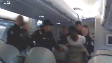 Zadržení mladého útočníka na palubě letadla