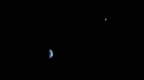 Takto Zemi a Měsíc nafotila v říjnu 2007 kamera na sondě Mars Reconnaissance Orbiter. Země byla v ten moment 142 milionů kilometrů od Marsu