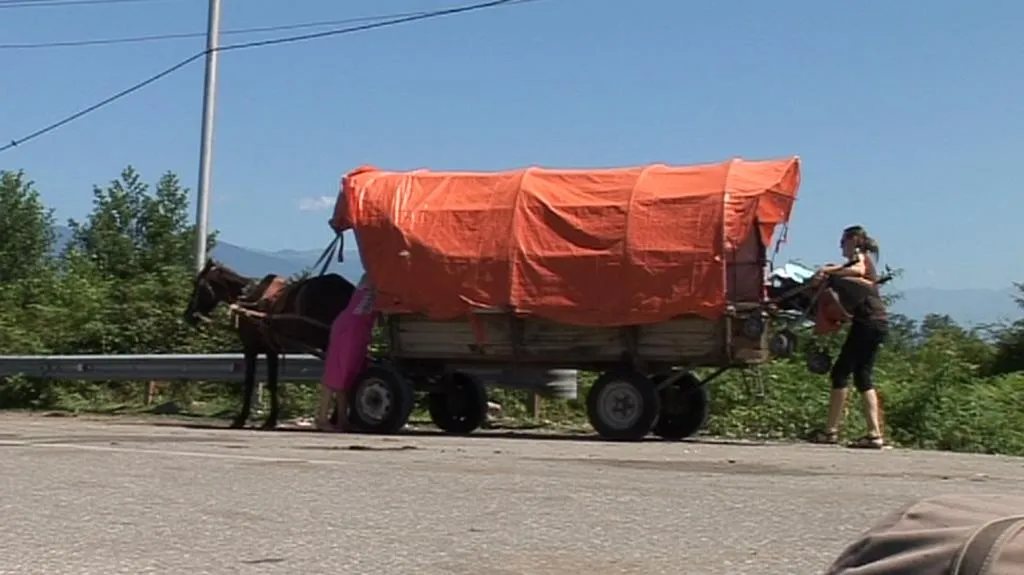 Koňský povoz - jediný dopravní prostředek, který smí přes gruzínsko-abcházské hranice