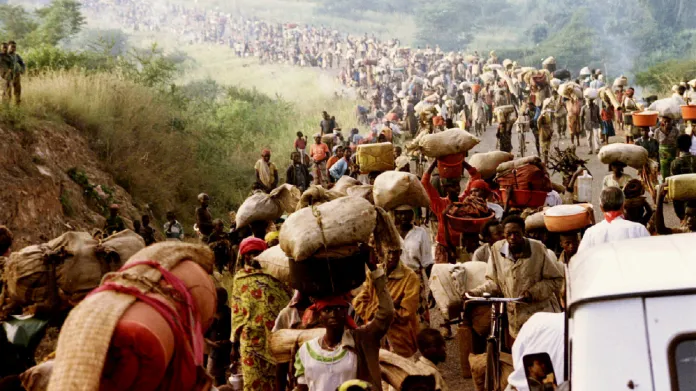 Rwandští uprchlíci na cestě do Tanzanie