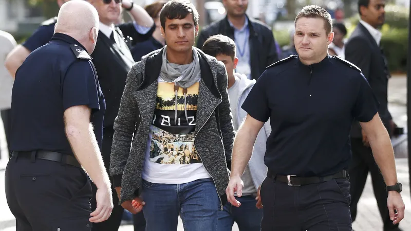 První skupina nezletilých uprchlíků z Calais dorazila do Británie