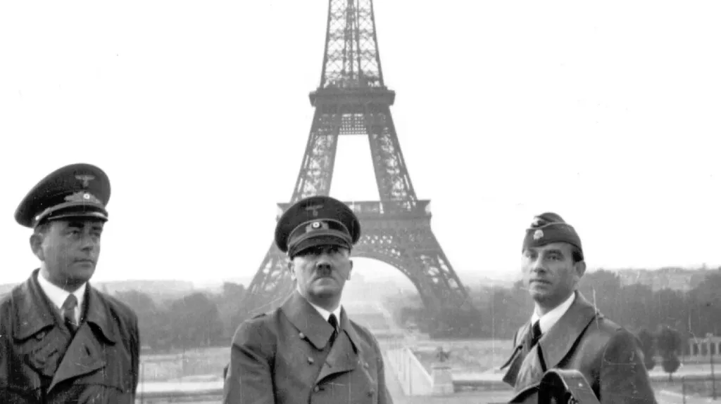 Adolf Hitler (uprostřed) pózuje před Eiffelovou věží v Paříži v červnu 1940
