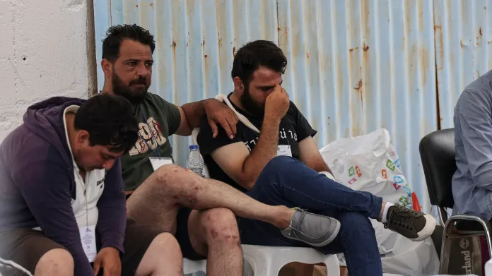 Přeživští z potopené lodi čekají na odvoz do Athén