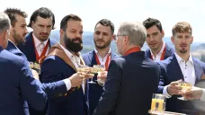 Premiér Petr Fiala (zády) přijal a ocenil medailí Karla Kramáře české hokejisty, kteří získali zlato na domácím mistrovství světa