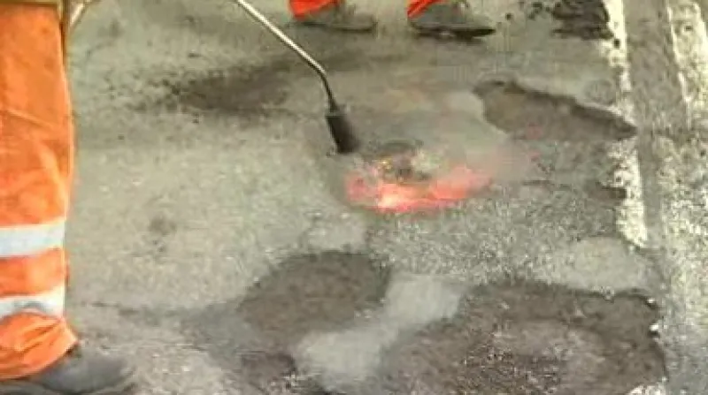 Oprava silnice studenou obalovanou směsí