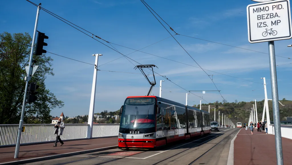 Provoz na nově otevřeném Dvoreckém mostě