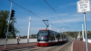 Provoz na nově otevřeném Dvoreckém mostě