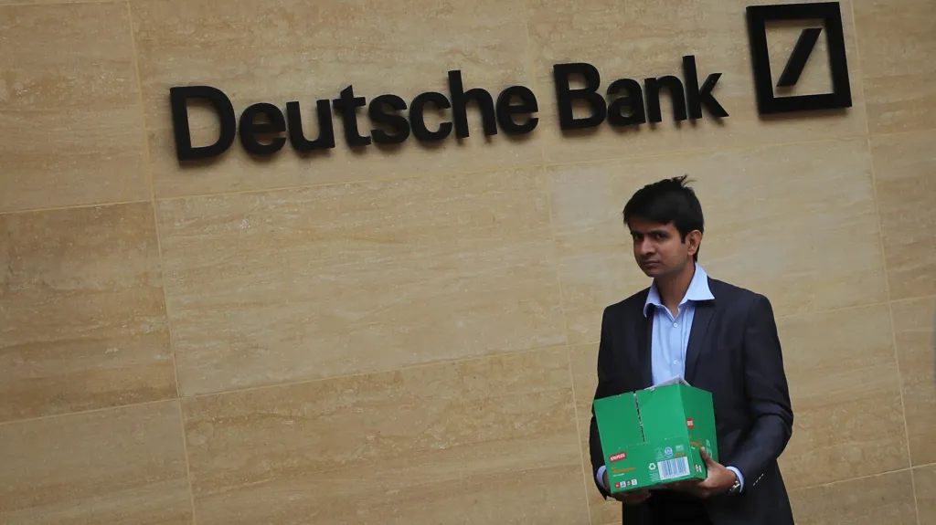 Muž před Deutsche bankou