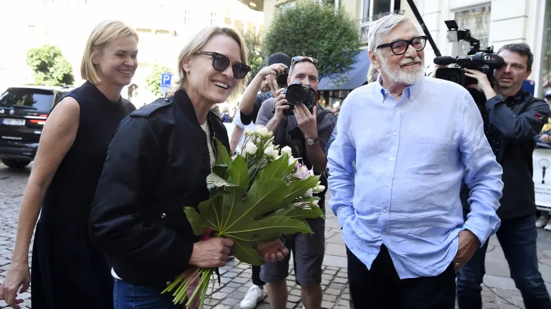 Robin Wrightová při příjezdu na festival v Karlových Varech