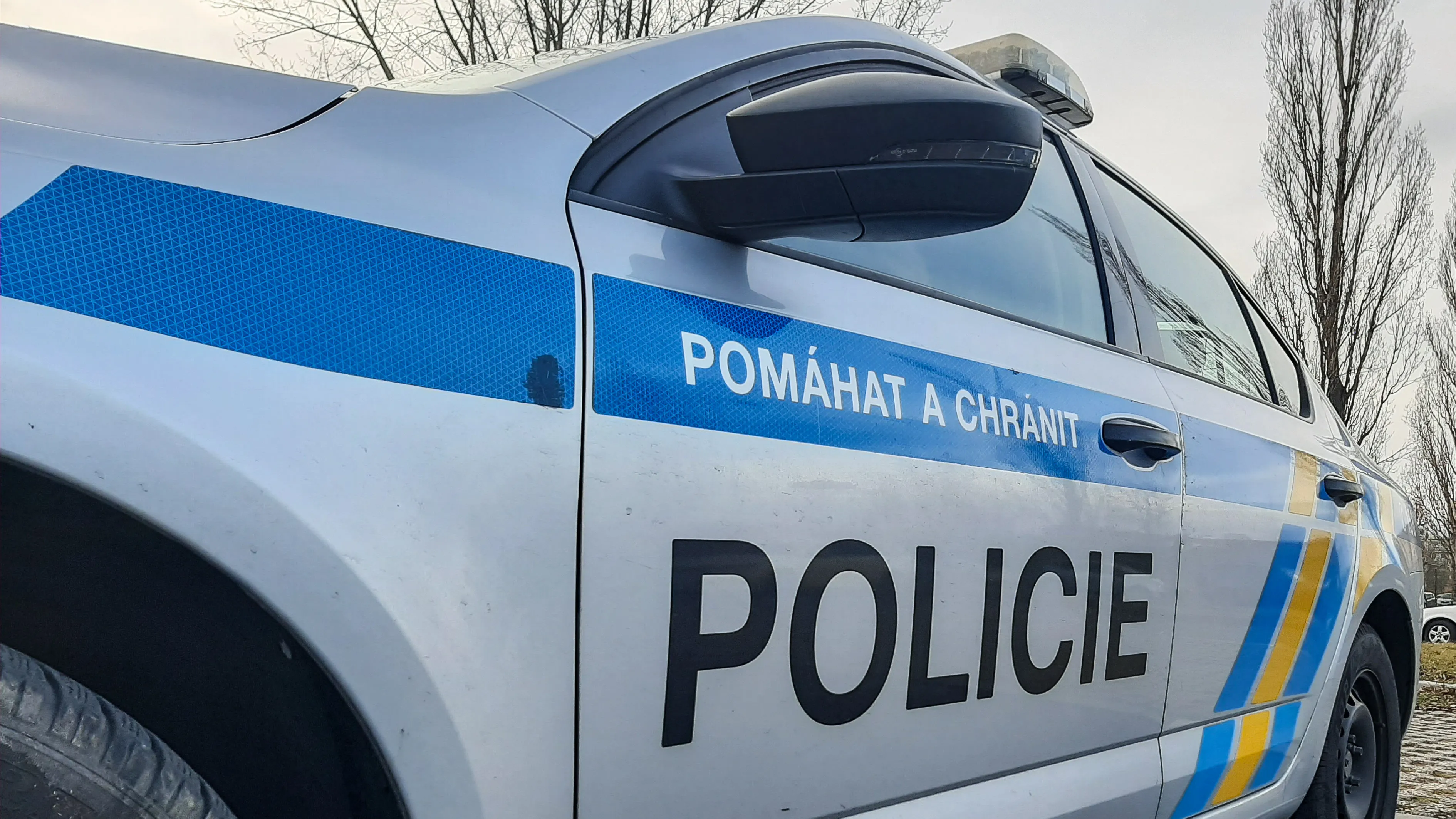 Ujíždějící řidič na Nymbursku narazil do cisterny, zemřel i se spolujezdcem