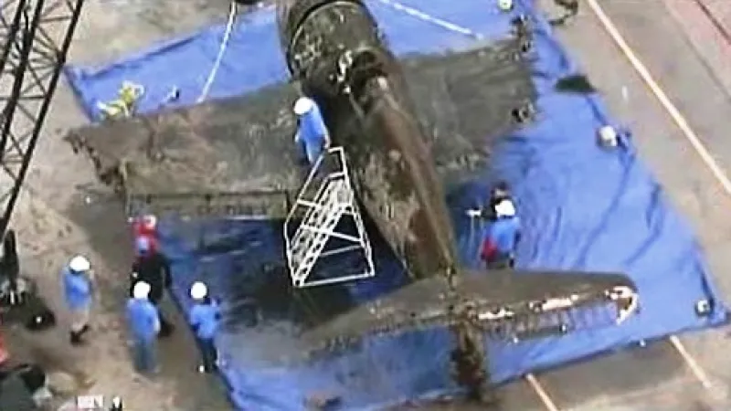 Vojenskou stíhačku Hellcat z druhé světové války vytáhli námořníci z Michigenského jezera.