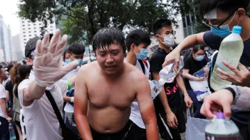 Demonstranti se omývají po použití slzného plynu
